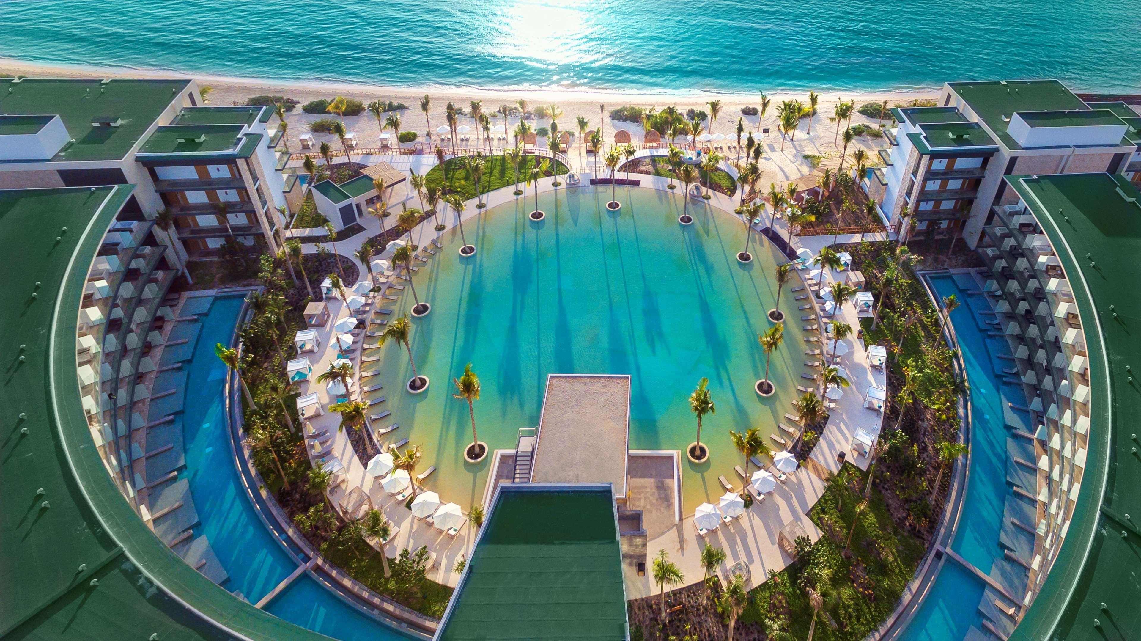 Haven Riviera Cancun (Adults Only) Alfredo V. Bonfil Exterior foto Aerial view of the pool at the Atlantis Paradise Island