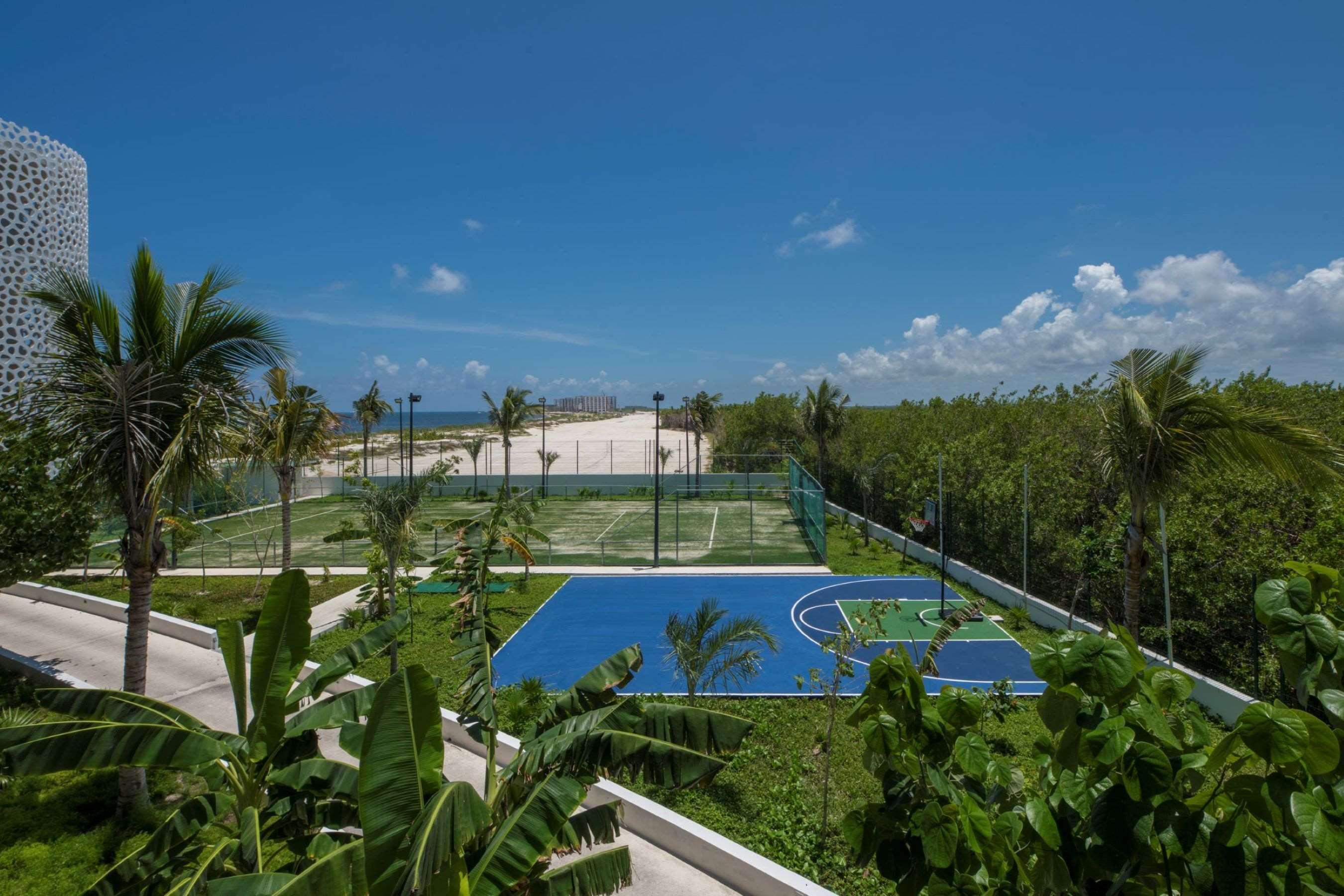 Haven Riviera Cancun (Adults Only) Alfredo V. Bonfil Exterior foto Tennis and basketball courts