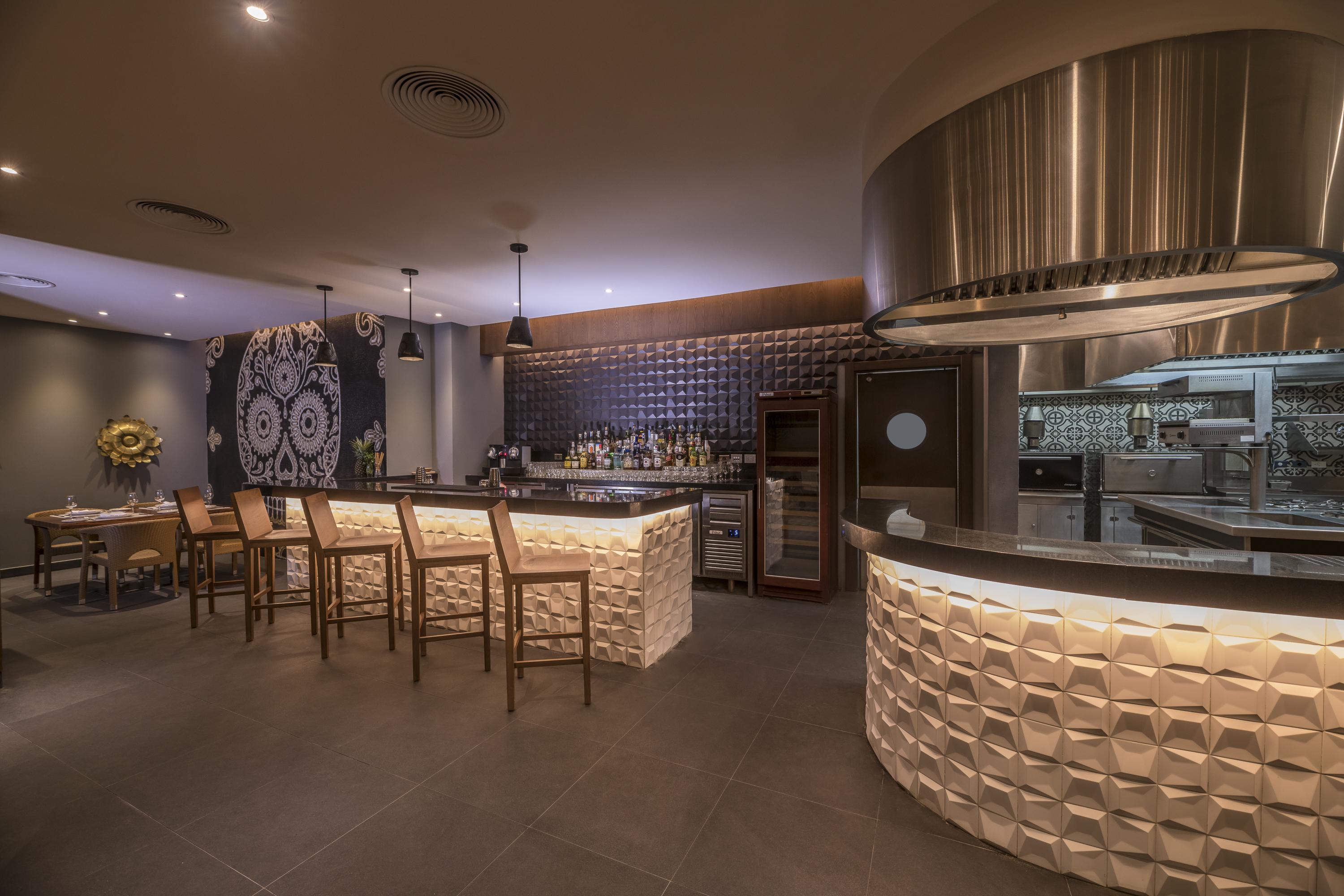Haven Riviera Cancun (Adults Only) Alfredo V. Bonfil Exterior foto The bar at the restaurant